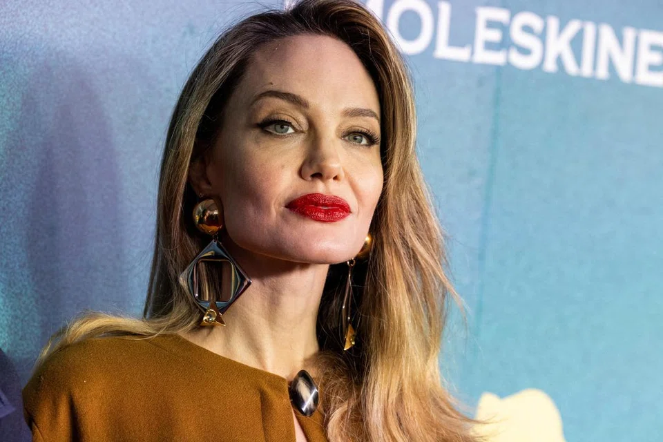 Pelakon Amerika Syarikat, Angelina Jolie, diiktiraf sebagai pejuang kemanusiaan bagi golongan pelarian.