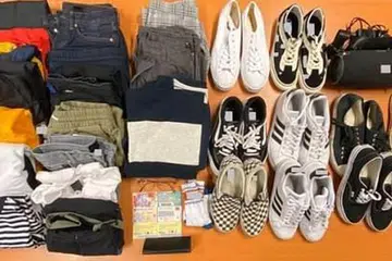 BERJAYA DIBERKAS: Polis telah menahan lima lelaki, berusia antara 18 dan 27 tahun, kerana disyaki terlibat dalam menggunakan kad debit / kad kredit yang dijumpai untuk membuat urus niaga tidak sah dalam dua kes yang berasingan.