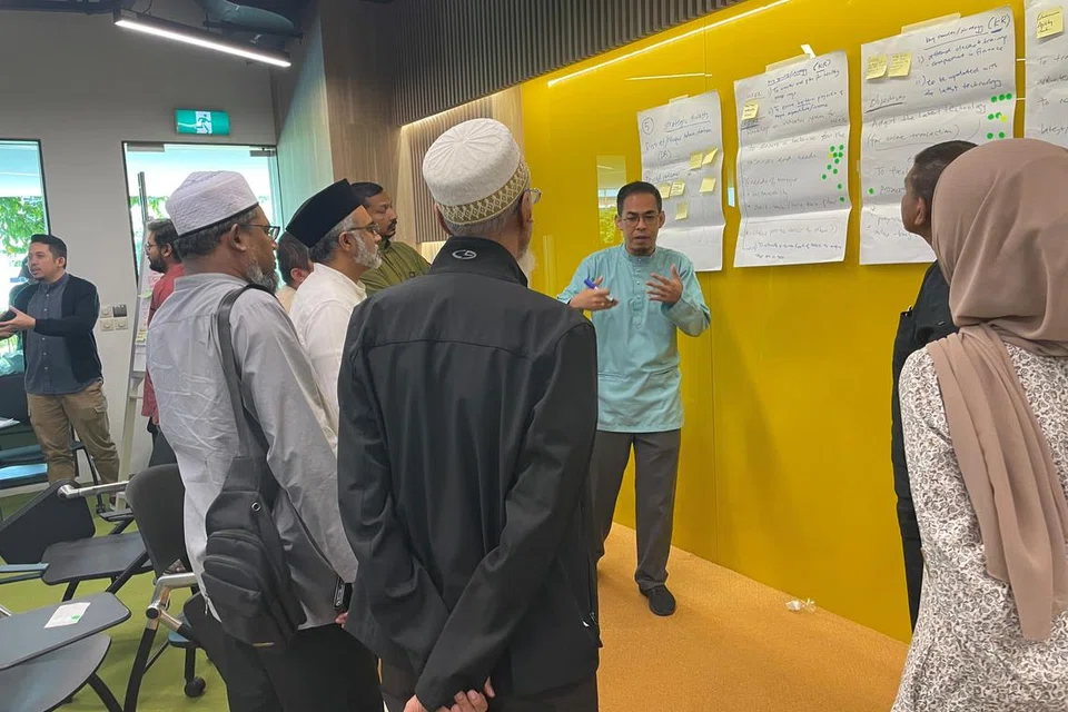 Ustaz Yusri Yusoff (berbaju hijau) bersama kakitangan masjid dan anggota Lembaga Pengurusan Masjid mengadakan sesi perbincangan di sebuah rahat yang diadakan.