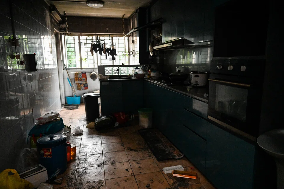 Dapur Encik Mohammad Salman Salam mengalami kerosakan 50 hingga 70 peratus, dan kerja membaiki rumah memerlukan penanggalan jubin lama serta penggantian kabinet dapur.