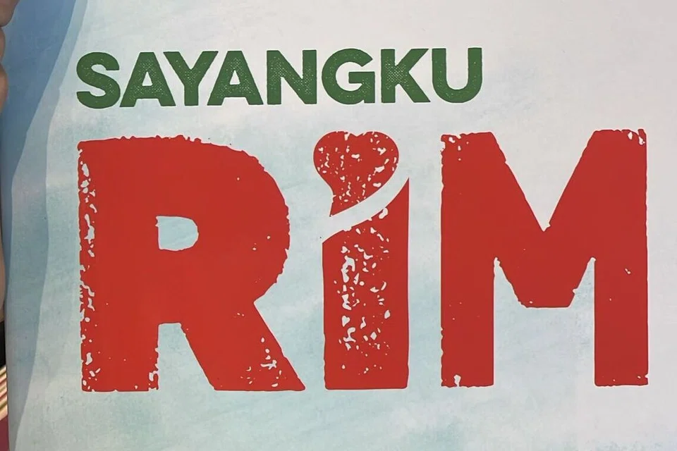 Sayangku Rim

Rim membesar dalam dakapan kasih seorang datuk. Mereka berkongsi tarikh lahir yang sama – 23 Disember, hari yang selalu dihiasi doa dan senyum sederhana. Rim pernah berangan, ingin menghadiahkan datuk sebuah hadiah istimewa. Namun Allah lebih menyayangi, datuk pergi sebelum impian kecil itu sempat terlaksana. Kini setiap helaian buku itu jadi pengganti pelukan, jadi jambatan rindu antara cucu dan datuk, kasih yang tidak pernah mati, hanya berpindah ke syurga abadi.