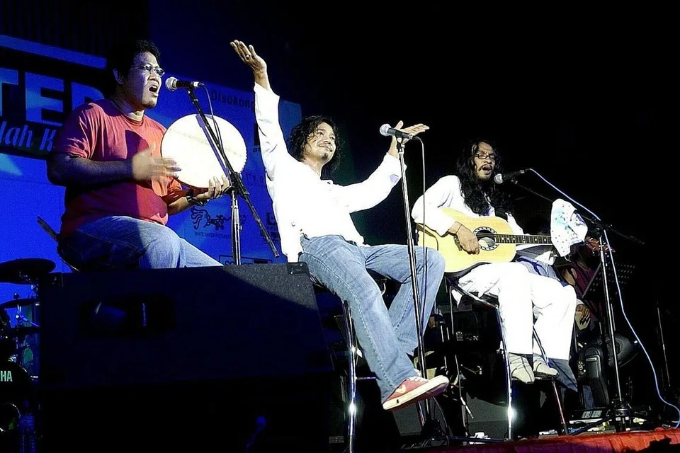LOVEHUNTERS DAHULU: Band ini ketika membuat persembahan di Dewan Perses, Bedok, pada 2003. - Foto fail
