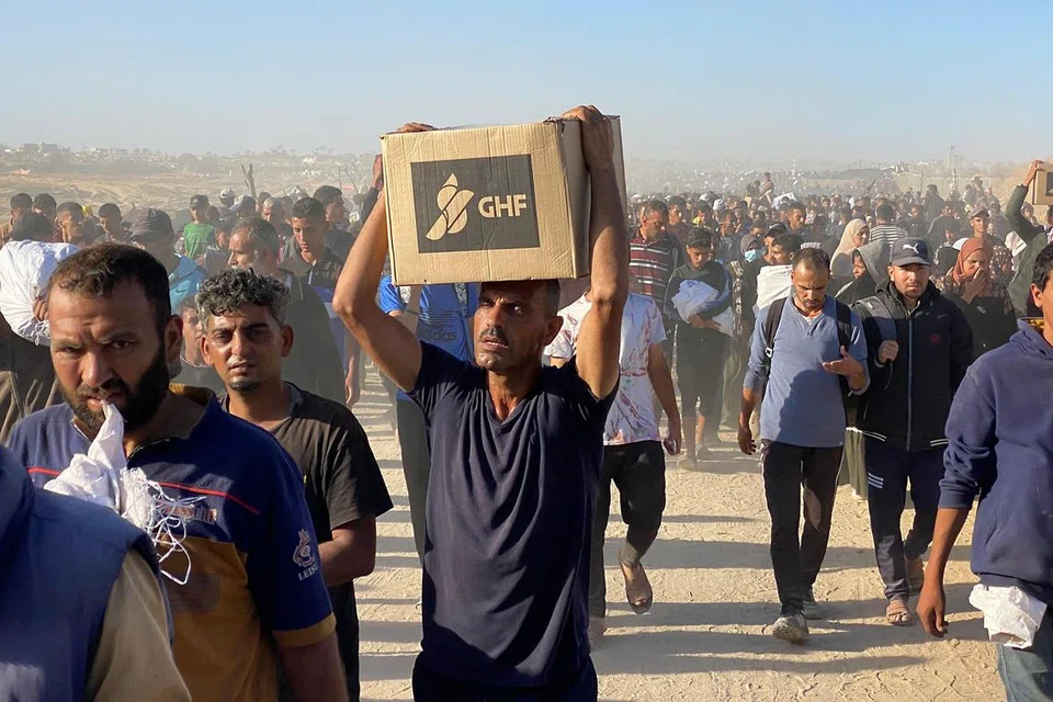 Para penduduk Palestin yang kini dirundung masalah kekurangan makanan, datang beramai-ramai bagi mendapatkan bantuan makanan di sebuah pusat pengagihan makanan di Rafah pada 29 Mei 2025