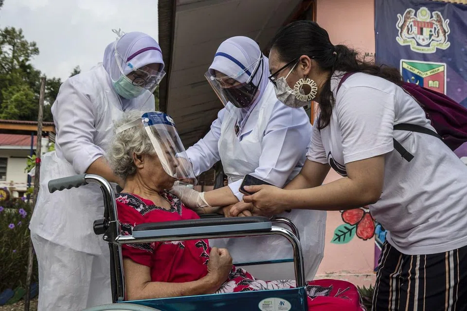 VAKSINASI JALAN LANCAR: Seorang wanita kurang upaya daripada suku Mahmeri menerima vaksin Covid-19 di Banting, dekat Kuala Lumpur, kelmarin. Hingga kelmarin, 5.4 juta orang, atau 16.5 peratus penduduk Malaysia, telah menerima kedua-dua dos vaksin Covid-19. Lebih 11.5 juta orang, atau 35.2 peratus penduduk, telah menerima sekurang-kurangnya satu dos. - Foto EPA-EFE