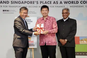 (Dari kiri) Pengerusi JTC Corporation, Encik Tan Chong Meng, melancarkan buku barunya di majlis yang dihadiri Menteri Pengangkutan, Encik Chee Hong Tat, dan pengarah Institut Kajian Dasar (IPS), Encik Janadas Devan, di Sekolah Dasar Awam Lee Kuan Yew pada 12 Februari. 
