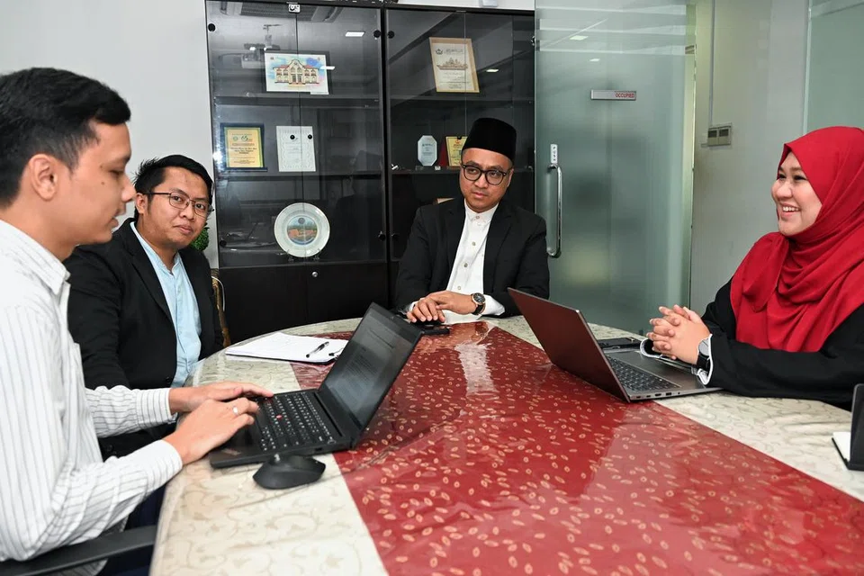 MESYUARAT DENGAN KAKITANGAN: Ustaz Tarmizi (bersongkok) berbincang dengan kakitangan Pergas termasuk (dari kanan) CEO Pergas, Ustazah Nurdiana Hanim Abdul Rahman; Pakar Strategi Jangkauan Dakwah, Kepimpinan Agama, Ustaz Abdul Rahman Mochamad Sandisi; dan Penolong Ketua, Hubungan Korporat, Ustaz Ahmad Sofiy Mohamed Rafii.