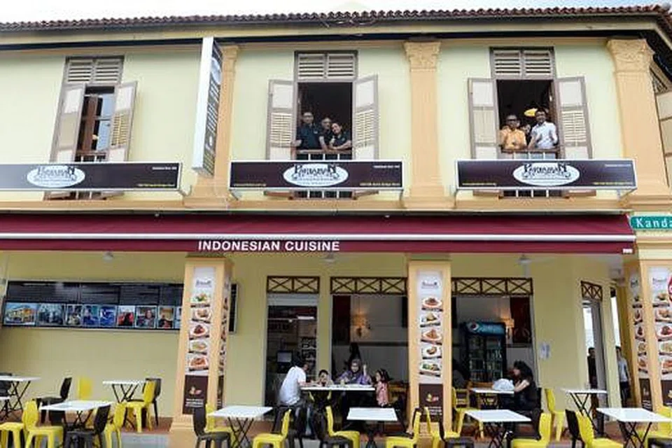 GABUNG TENAGA: Perniagaan keluarga Pariaman mendapat suntikan pelaburan dan kepakaran baru untuk dikembangkan lagi. - Foto TAUFIK A. KADER