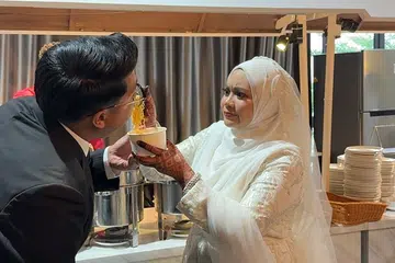 Pasangan pengantin, Cik Nur Adlina Habib dan Encik Ahmad Ikhwan Ibrahim, menyediakan ‘live station’ yang membolehkan tetamu menikmati mi segera yang baru dimasak di majlis perkahwinan mereka pada 17 Januari lalu.