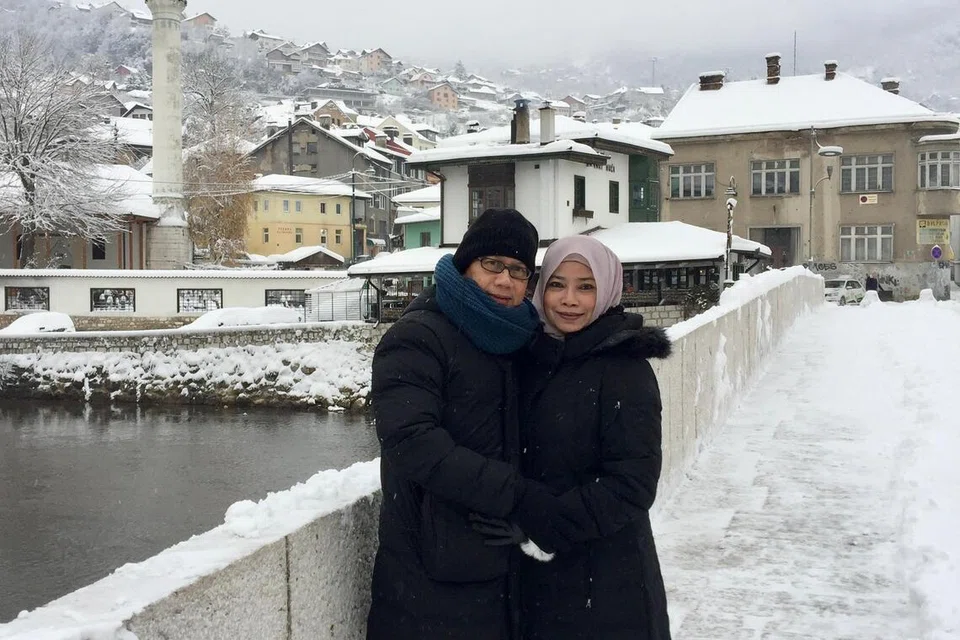 Cik Noormah Salim dan suaminya, Encik Idris Abdul Rashid, semasa di Bosnia pada 2018. 