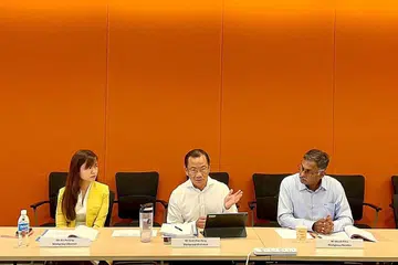 SEMAK AKTA: Pengerusi kumpulan kerja semakan Akta Penyaraan Ibu Bapa (MPA), Encik Seah Kian (tengah), bersama anggota kumpulan kerja MPA, Cik Tin Pei Ling (kiri) dan Encik Murali Pillai. - Foto FACEBOOK SEAH KIAN PENG