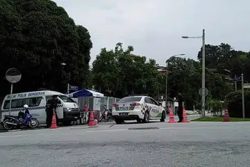 Polis menjalankan sekatan di jalan masuk ke kediaman Datuk Seri Najib Razak di Taman Duta