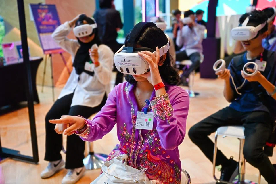 Para peserta berpeluang memakai set kepala realiti maya (VR), terlibat dalam maya temu bual dari pelbagai sektor, dan mengasah kemahiran temu duga dalam suasana realistik.