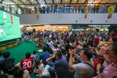 Restoran dan ruang masyarakat telah mengadakan tayangan percuma untuk perlawanan tertentu sepanjang pertandingan Piala Dunia.