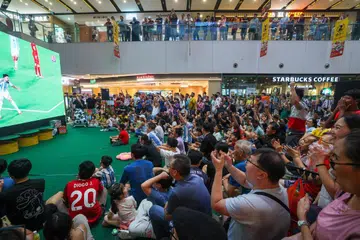 Restoran dan ruang masyarakat telah mengadakan tayangan percuma untuk perlawanan tertentu sepanjang pertandingan Piala Dunia.