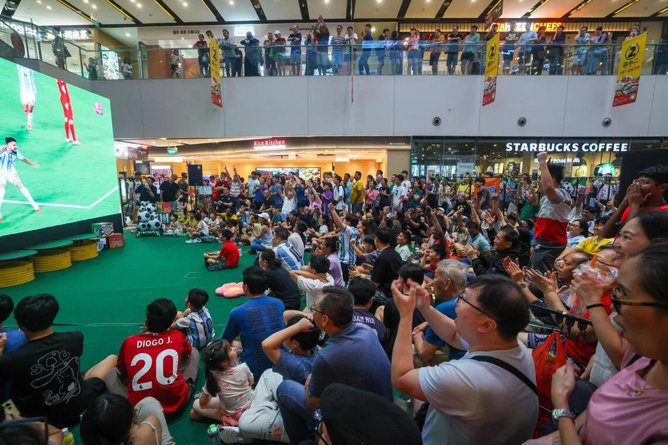 Restoran dan ruang masyarakat telah mengadakan tayangan percuma untuk perlawanan tertentu sepanjang pertandingan Piala Dunia.