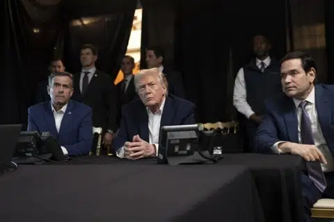 Presiden Amerika Syarikat, Encik Donald Trump (tengah), menyaksikan serbuan Amerika Syarikat yang menahan Presiden Venezuela, Encik Nicolas Maduro, di Mar-a-Lago, Palm Beach, Florida, pada 3 Januari.