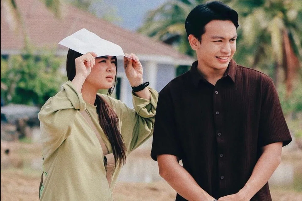 Dalam drama berunsur komedi romantik terbitan Viu dengan kerjasama Zeel Production berjudul, ‘Abang Imam Minah Skuter’, Zarif Ghazzi (kanan) memainkan watak imam bernama Zarul, dan digandingkan bersama pelakon, Bella Dowanna.