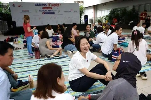 Naib Pengerusi Sayap Wanita PAP, Cik Gan Siow Huang (dua dari kanan), berbual dengan ibu kepada dua anak, Cik Zan Johan (paling kanan), di acara Sesi Mendengar Sayap Wanita PAP: Menjadikannya Berhasil pada 26 Julai.