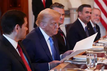 Presiden Amerika Syarikat, Donald Trump, melihat surat pencalonan selepas Perdana Menteri Israel, Benjamin Netanyahu (tidak kelihatan dalam gambar), memaklumkan bahawa beliau mencalonkan Trump untuk Hadiah Nobel Keamanan, semasa majlis makan malam dua hala yang turut dihadiri Setiausaha Pertahanan Amerika, Pete Hegseth, dan Setiausaha Negara AS, Marco Rubio, di Rumah Putih, Washington, D.C., Amerika Syarikat, 7 Julai 2025.