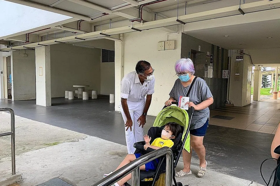 PRIHATIN KEPERLUAN PENDUDUK: Calon PAP bagi SMC Bukit Batok Murali Pillai berinteraksi dengan penduduk semasa satu lawatan rumah ke rumah di Blok 205 Bukit Batok Street 21 pagi semalam. - Foto BH oleh ZULAIQAH ABDUL RAHIM