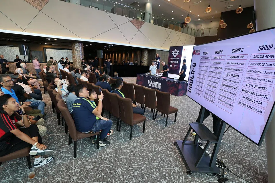 Sebanyak 52 kelab dan akademi bola sepak meliputi lebih 200 pasukan akan terlibat dalam Liga Belia Singapura (SYL), yang dilancarkan dalam satu majlis baru-baru ini.