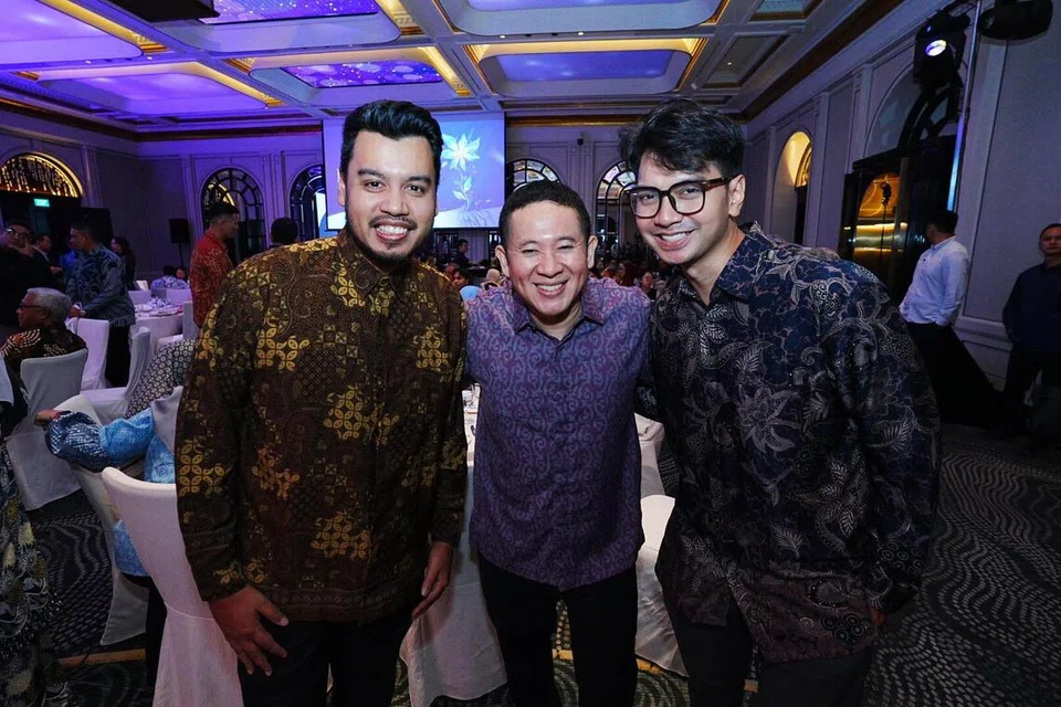 Turut hadir Majlis Anugerah Jauhari 2025 termasuk, (dari kiri) Presiden Persatuan Muhammadiyah, Ustaz Muhammad Azri Azman; mantan Setiausaha Parlimen Kanan (Ehwal Dalam Negeri merangkap Kesihatan), Encik Amrin Amin; dan Pengarah Urusan Rice Media, Encik Khai Asyraf. 