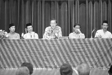 PRIHATIN: Encik Goh Chok Tong (tengah), yang ketika itu merupakan Menteri Pertahanan merangkap Menteri Kedua Kesihatan, merasmikan Seminar Penyertaan Masyarakat Melayu dalam 25 Tahun Pembangunan Nasional anjuran Majlis Pusat dalam acara yang diadakan dari 28 hingga 30 September 1984 di Auditorium PUB. (Dua dari kiri), Encik Zulkifli Mohammed, Encik Ahmad Mattar dan Encik Yatiman Yusof. - Foto fail
