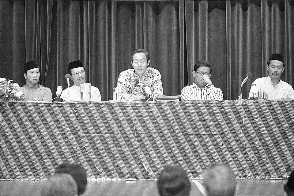 PRIHATIN: Encik Goh Chok Tong (tengah), yang ketika itu merupakan Menteri Pertahanan merangkap Menteri Kedua Kesihatan, merasmikan Seminar Penyertaan Masyarakat Melayu dalam 25 Tahun Pembangunan Nasional anjuran Majlis Pusat dalam acara yang diadakan dari 28 hingga 30 September 1984 di Auditorium PUB. (Dua dari kiri), Encik Zulkifli Mohammed, Encik Ahmad Mattar dan Encik Yatiman Yusof. - Foto fail