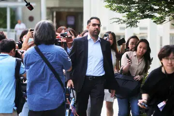 Ketua Pembangkang dan Ketua Parti Pekerja (WP), Encik Pritam Singh (tengah), tiba di pekarangan Mahkamah Negara pada 19 Mac untuk mendengar dua tuduhan di bawah Seksyen 31(q) Akta Parlimen (Keistimewaan, Kekebalan dan Kuasa) dibacakan.