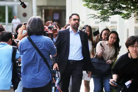 Ketua Pembangkang dan Ketua Parti Pekerja (WP), Encik Pritam Singh (tengah), tiba di pekarangan Mahkamah Negara pada 19 Mac untuk mendengar dua tuduhan di bawah Seksyen 31(q) Akta Parlimen (Keistimewaan, Kekebalan dan Kuasa) dibacakan.