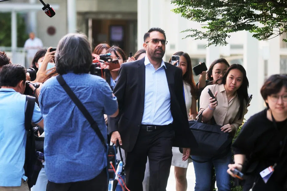 Ketua Pembangkang dan Ketua Parti Pekerja (WP), Encik Pritam Singh (tengah), tiba di pekarangan Mahkamah Negara pada 19 Mac untuk mendengar dua tuduhan di bawah Seksyen 31(q) Akta Parlimen (Keistimewaan, Kekebalan dan Kuasa) dibacakan.