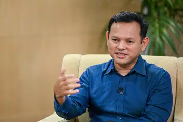 BERI PELUANG: Encik Zaqy menekankan pentingnya komitmen pertingkat kemahiran dan pertimbang kerjaya dalam sektor membangun. 