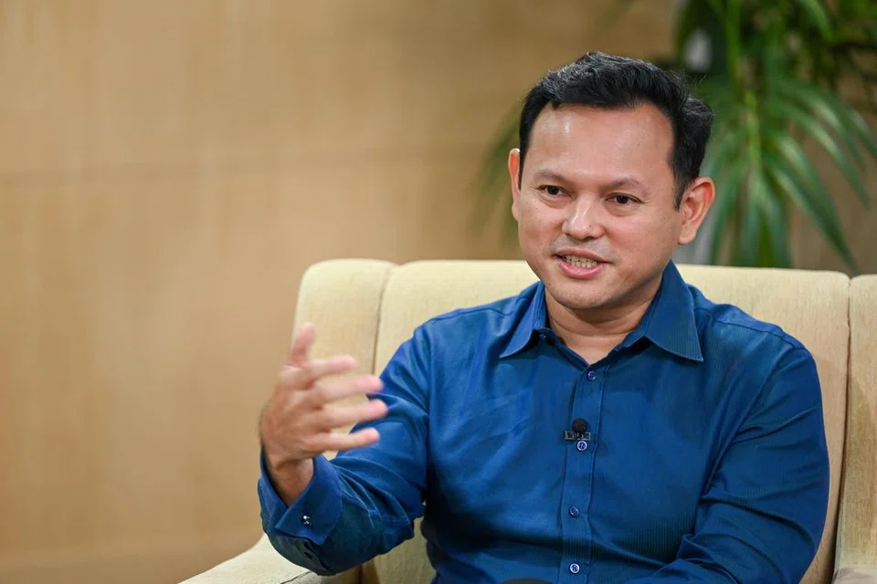 BERI PELUANG: Encik Zaqy menekankan pentingnya komitmen pertingkat kemahiran dan pertimbang kerjaya dalam sektor membangun. 