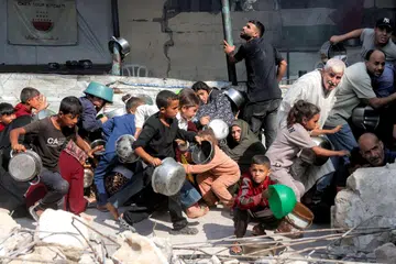 Penduduk Palestin mencari perlindungan daripada serangan dron yang dilaporkan berlaku ketika mereka beratur mendapatkan makanan di dapur amal di kem pelarian Jabalia, utara Gaza, pada 24 Oktober. Sebuah suruhanjaya siasatan Pertubuhan Bangsa-Bangsa Bersatu (PBB) mendakwa Israel terus melakukan tindakan genosid terhadap penduduk Palestin di Gaza meskipun gencatan senjata berkuat kuasa sejak Oktober 2025. Menurut laporan itu, seramai 1,431 penduduk Palestin, termasuk 300 kanak-kanak, terbunuh dalam serangan Israel antara 10 Oktober 2025 dengan akhir September 2026.