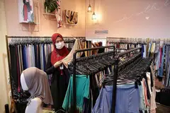  PERLU INOVATIF: Cik Nadiah meneroka cara terbaru menarik perhatian pelanggan dan pada masa yang sama mengurangkan tenaga kerja serta kedai fizikal. - Foto BH oleh KEVIN LIM