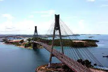 JAMBATAN BARELANG: Sepanjang 642 meter, anda boleh menikmati pelbagai pemandangan indah ketika menyusuri jalanan enam jambatan yang menyambung kepulauan Batam, Rempang dan Galang.