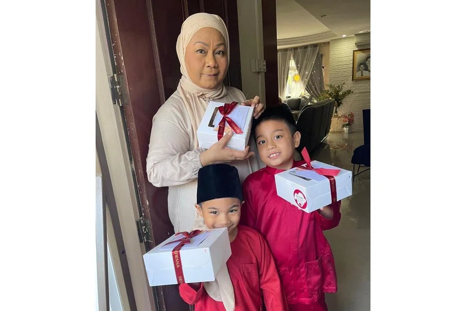 MISI MASYARAKATKAN SENI: Presiden Sriwana, Cik Fauziah Hanom Yusof yang bergambar bersama cucunya, Nuaim Amani dan Nufael Amani ingin nama Sriwana terus bertahan dalam usaha menjadikan seni jentera pengukuh jati diri. - Foto SRIWANA