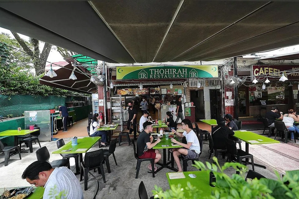 PERSAINGAN SENGIT: Restoran Thohirah berkata ia menyaksikan persaingan ketara dek munculnya restoran India/Muslim lain di serata Singapura dan kawasan Sengkang. - Foto BH oleh KELVIN CHNG