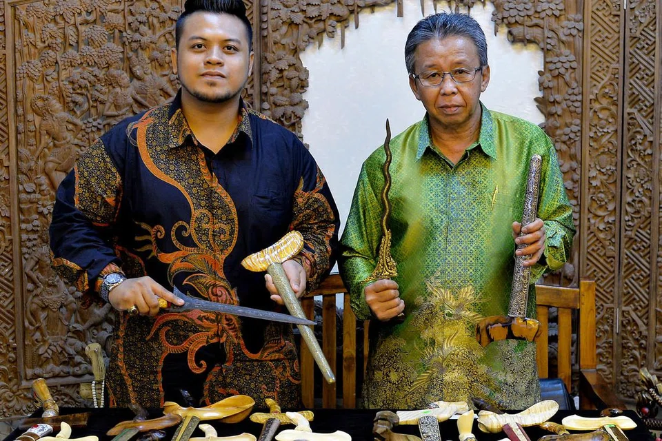 PAMERAN KERIS: Encik Jamali (kanan) dan Encik Ashidy berharap galeri keris Nusantara Heritage di Peninsula Plaza ini mampu bantu melestarikan warisan dan budaya Melayu. 