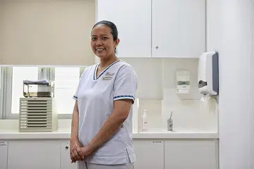 LAIN DULU, LAIN SEKARANG: Daripada berat badan 90 kilogram, jururawat staf kanan Nadiah Erniyanti Maliki, 35 tahun, berusaha menjaga kesihatannya sejak Covid-19 melanda dan berjaya mengurangkan berat badan beliau kepada 75 kilogram (atas). - Foto NADIAH ERNIYANTI MALIKI, KEVIN LIM