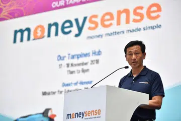 Encik Ong Ye Kung memberi ucapan di Our Tampines Hub pada 17 November.