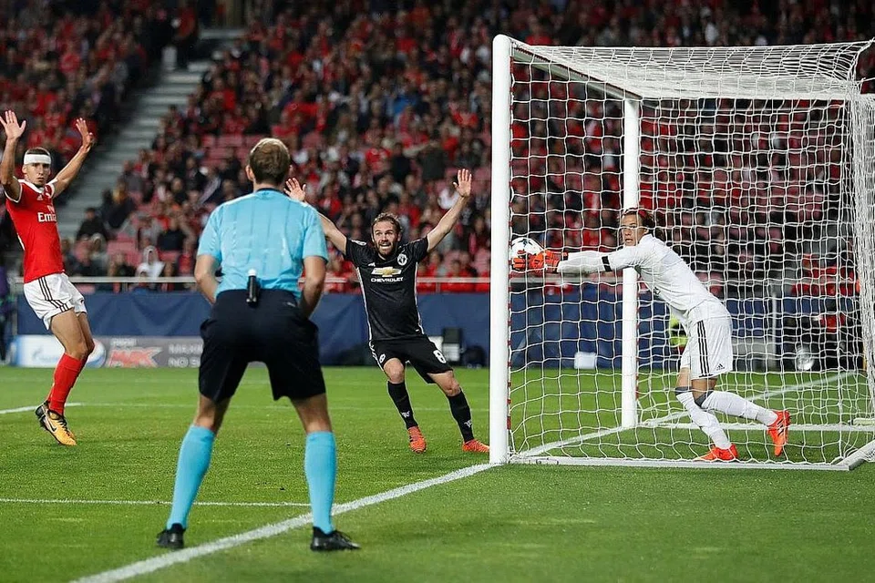 GOL SAH: Penjaga gawang Benfica, Mile Svilar (kanan), cuba meletakkan bola di luar garisan gawang, namun pengadil memberikan gol kepada United, yang dijaringkan oleh Marcus Rashford (tidak kelihatan dalam gambar). - Foto REUTERS
