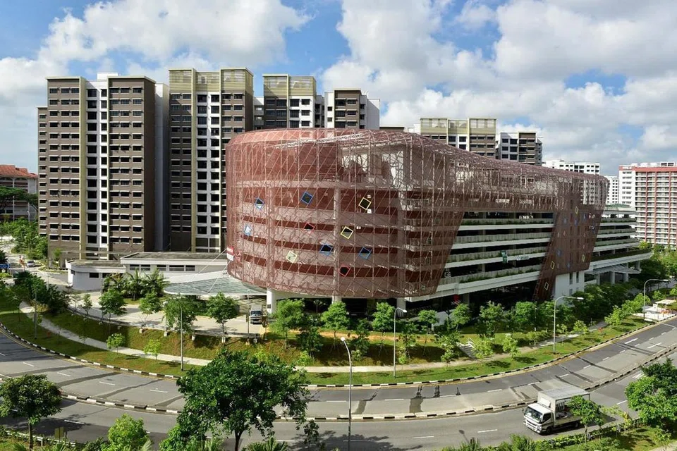 PUSAT KEJIRANAN GENERASI BARU: Pusat kejiranan Buangkok Square disepadukan dengan taman kejiranan yang terletak bersebelahan dengannya selain menawarkan pelbagai peluang bagi masyarakat berinteraksi. - Foto HDB