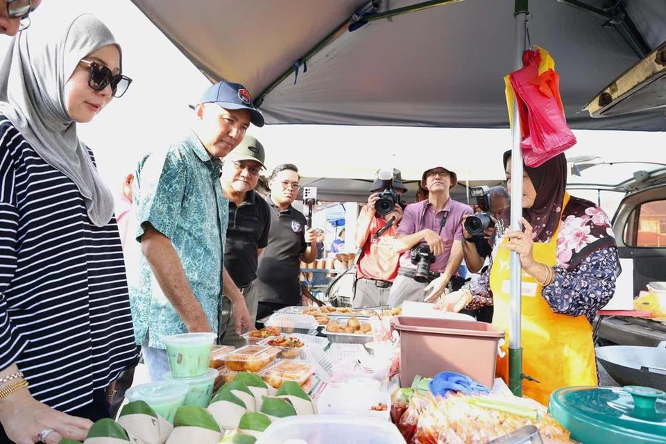 Pengerusi Jawatankuasa Perumahan dan Kerajaan Tempatan Johor, Datuk Mohd Jafni Md Shukor, menyantuni peniaga di bazar di Bandar Baru Uda di Johor Bahru, pada 12 Mac petang.