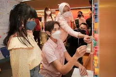 DIGITAL SEPANJANG HAYAT: Cik Josephine Teo (tengah) dan Setiausaha Parlimen (Perhubungan dan Penerangan merangkap Kesihatan), Cik Rahayu Mahzam, menyertai Festival Digital Sepanjang Hayat yang dianjurkan buat kali pertama di Pusat Konvensyen Suntec semalam. - Foto BM oleh GAVIN FOO