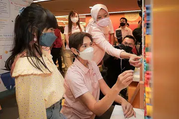 DIGITAL SEPANJANG HAYAT: Cik Josephine Teo (tengah) dan Setiausaha Parlimen (Perhubungan dan Penerangan merangkap Kesihatan), Cik Rahayu Mahzam, menyertai Festival Digital Sepanjang Hayat yang dianjurkan buat kali pertama di Pusat Konvensyen Suntec semalam. - Foto BM oleh GAVIN FOO