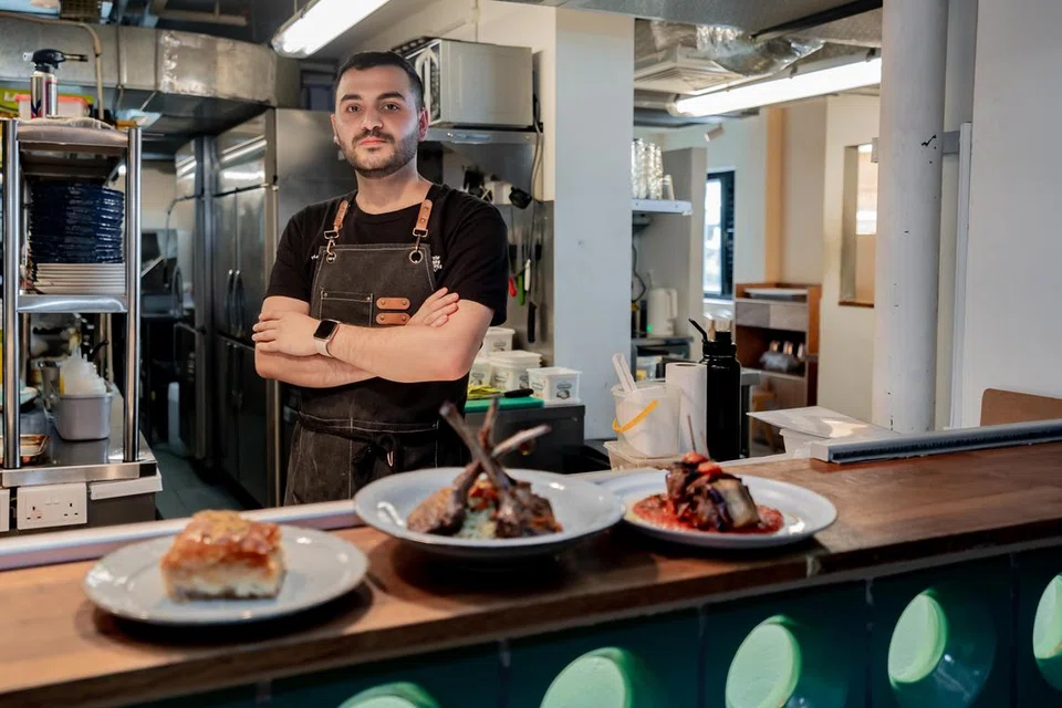 Ketua Cef Éla, Encik Yigit Kocak, menghasilkan set menu yang terdiri daripada tiga hidangan khas dengan harga $38.90++.  