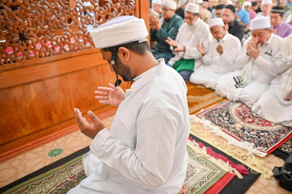 PANJATKAN DOA: Orang Islam digesa supaya memanjatkan doa dengan ikhlas agar Allah swt memudahkan urusan mereka yang menderita di Gaza, Tebing Barat dan seluruh dunia.