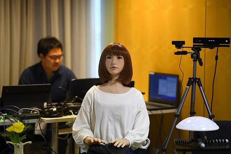 BERDISIPLIN DAN PANDAI BERLAKON: Erica, robot kecerdasan buatan (AI) ciptaan Jepun (gambar atas), telah dilamar menjayakan watak utama dalam filem cereka sains Hollywood, b, yang menelan belanja AS$70 juta ($97,535). - Foto GABRIEL BUOYS