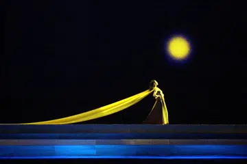Keindahan malam dan bulan seperti yang dipaparkan dalam pementasan Reminiscing the Moon karya Boi Sakti dari Indoensia (gambar hiasan)